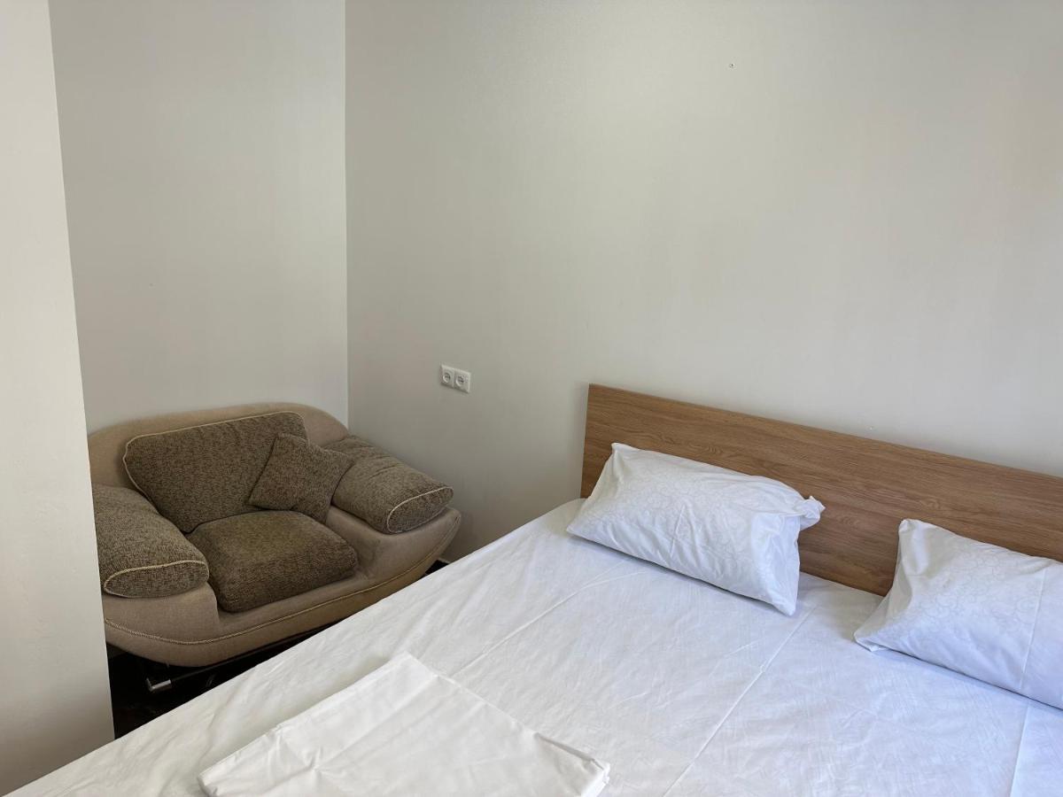 Favorit Hotel-Hostel Jerevan Exteriör bild