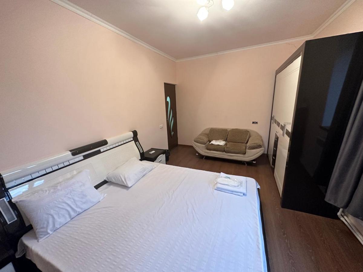 Favorit Hotel-Hostel Jerevan Exteriör bild