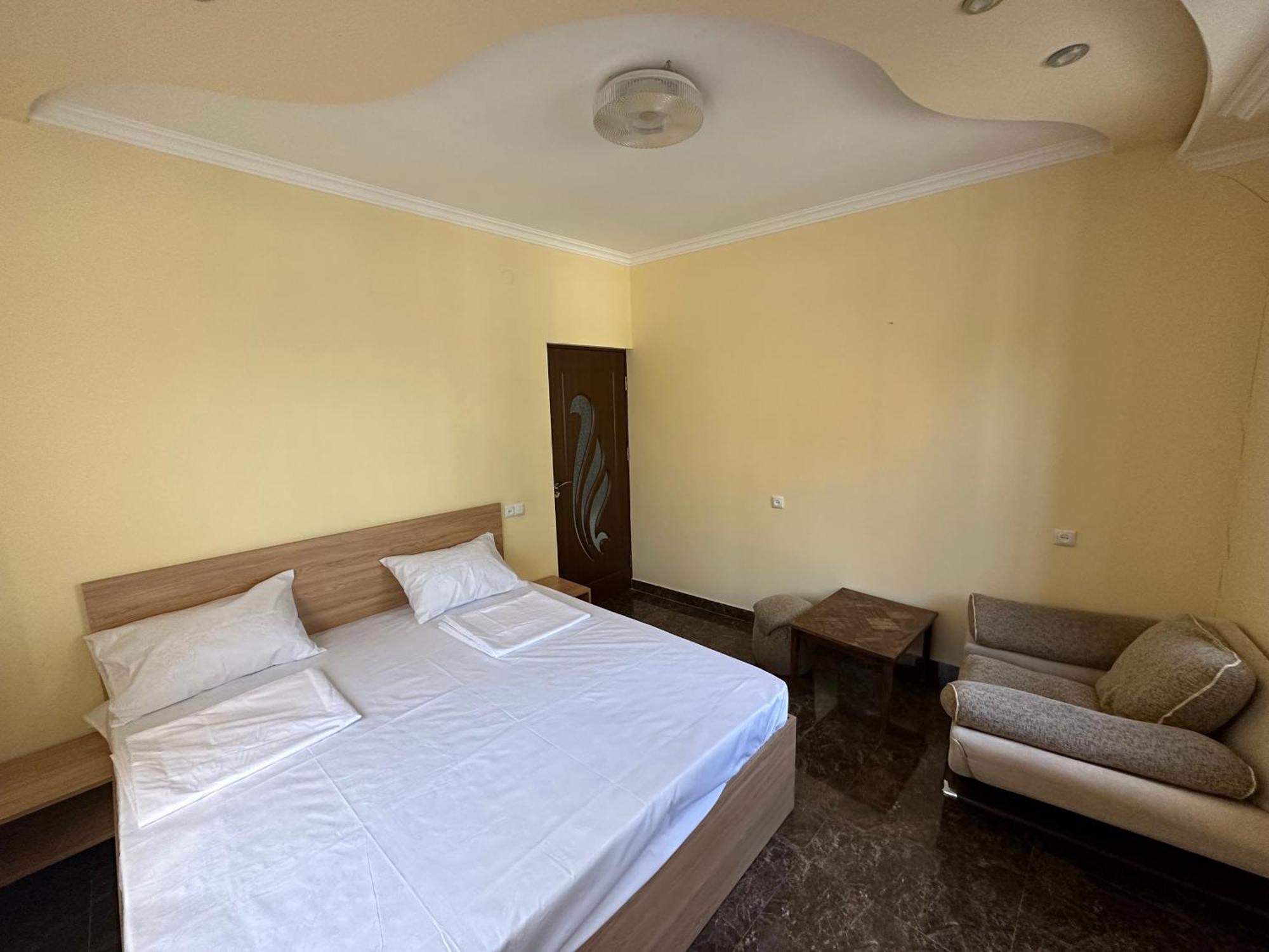 Favorit Hotel-Hostel Jerevan Exteriör bild